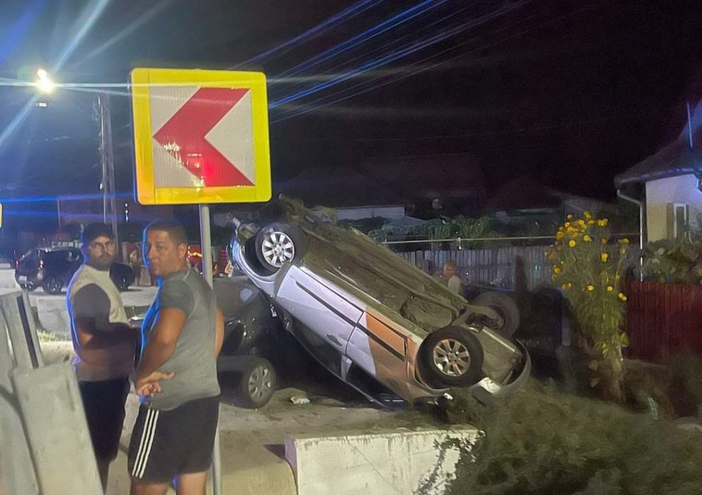 Beat la volan, un șofer s-a răsturnat cu mașina în apropiere de Târgu Jiu
