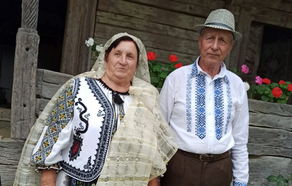 Familia din Peștișani pasionată de costumele populare