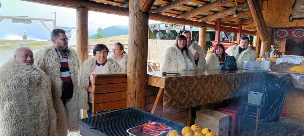 Au mâncat produsele tradiționale de la stâna Ștefanu îmbrăcați în cojoace