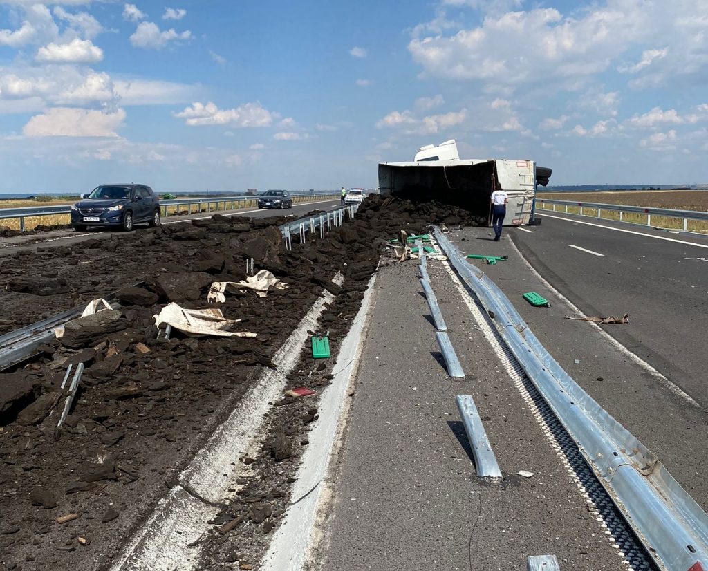 Autocamion din Gorj înmatriculat în Gorj, încărcat cu cărbune, răsturnat pe drumul expres