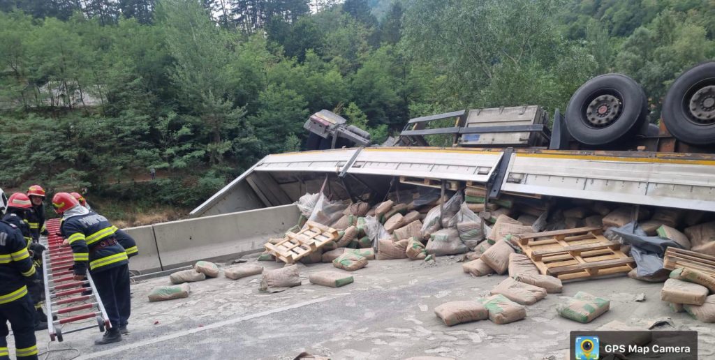Circulația pe Defileul Jiului este blocată, după ce un TIR s-a răsturnat