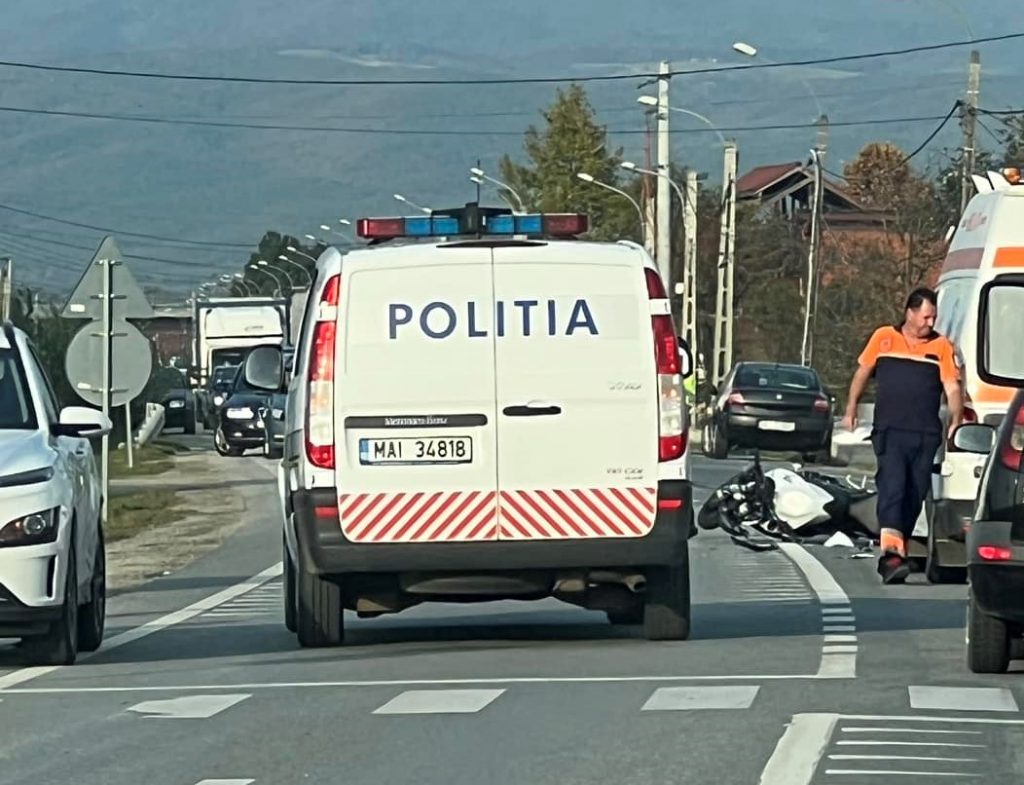 Impact între o motocicletă și un autoturism. O femeie a fost rănită
