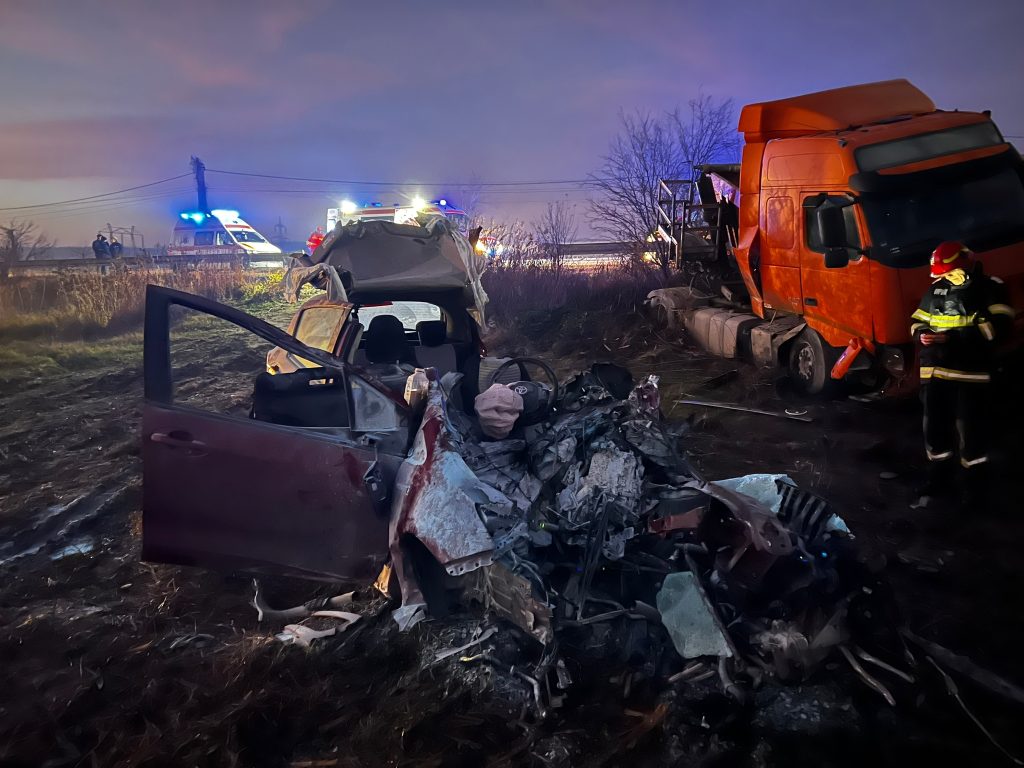 VIDEO Accident cu patru mașini la Bîlteni. Două persoane au fost rănite grav