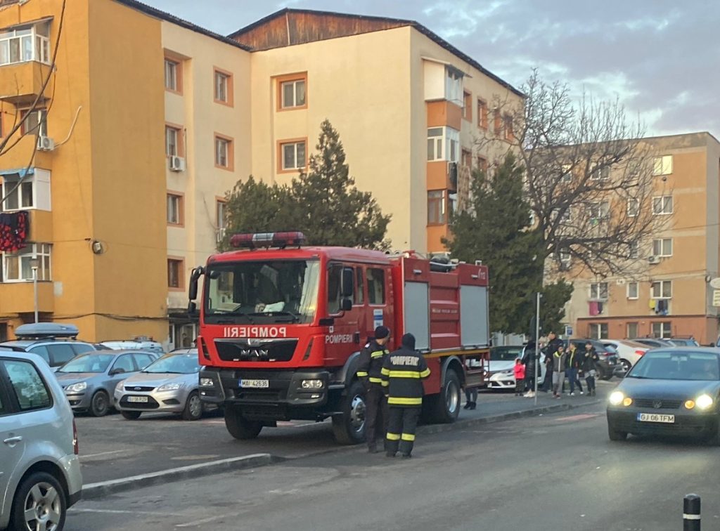 Explozie într-un bloc din Târgu Jiu. Femeie septuagenară, rănită