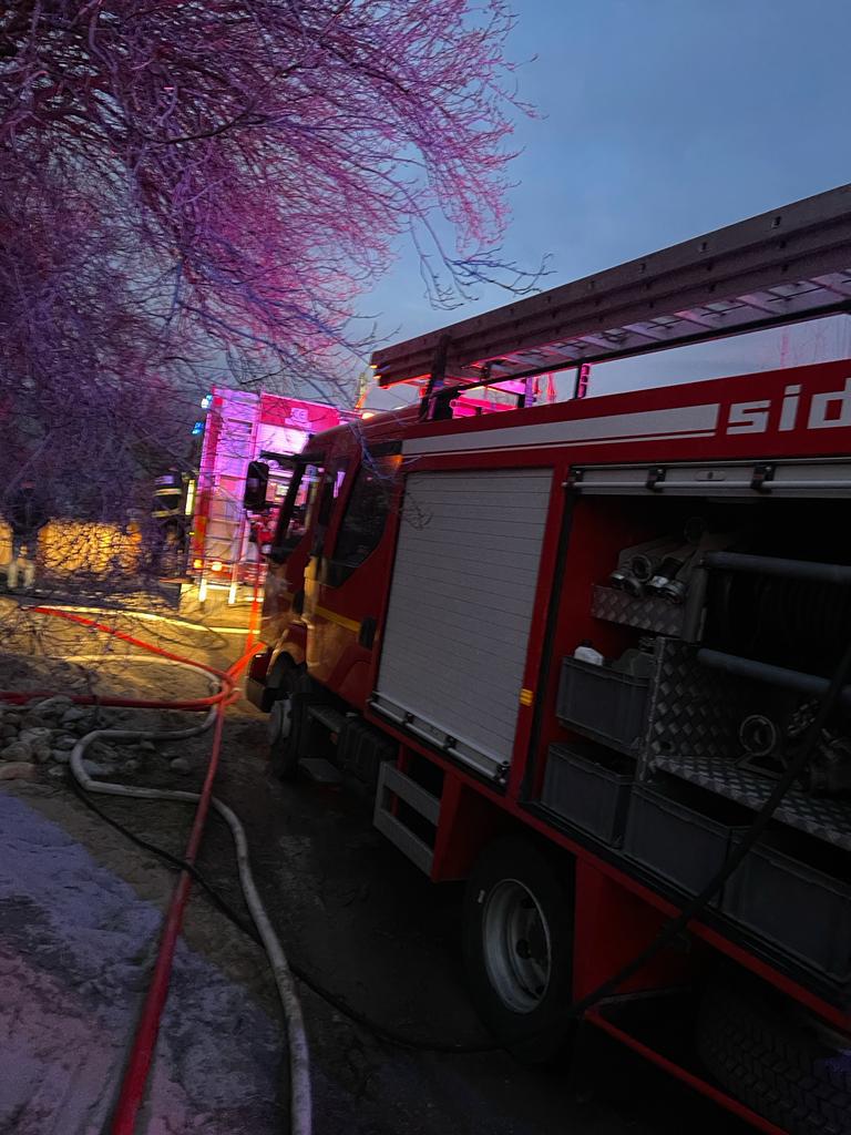 Bătrână paralizată din Bălești salvată dintr-o casă în flăcări