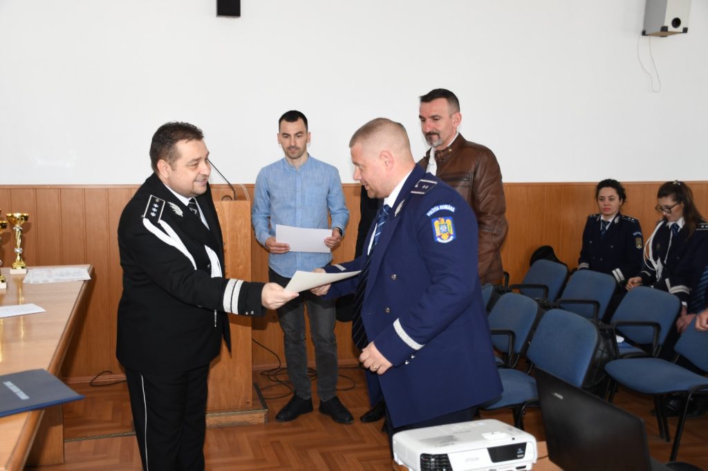 Peste 100 de polițiști gorjeni, avansaţi în grad de Ziua Poliţiei Române