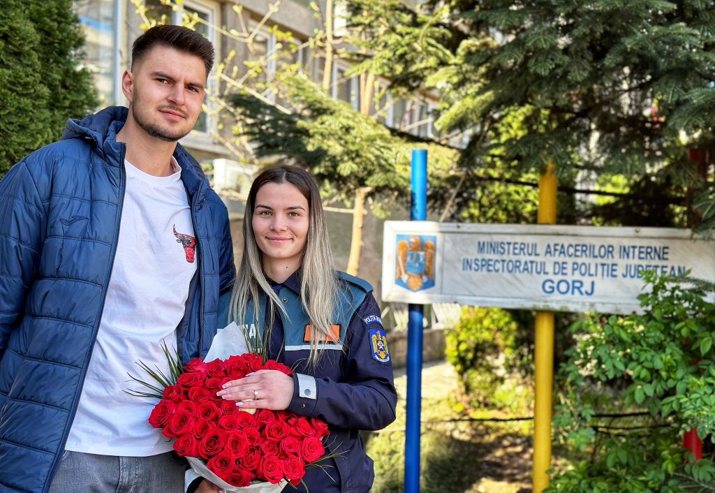 Cerere în căsătorie inedită în fața sediului IPJ Gorj