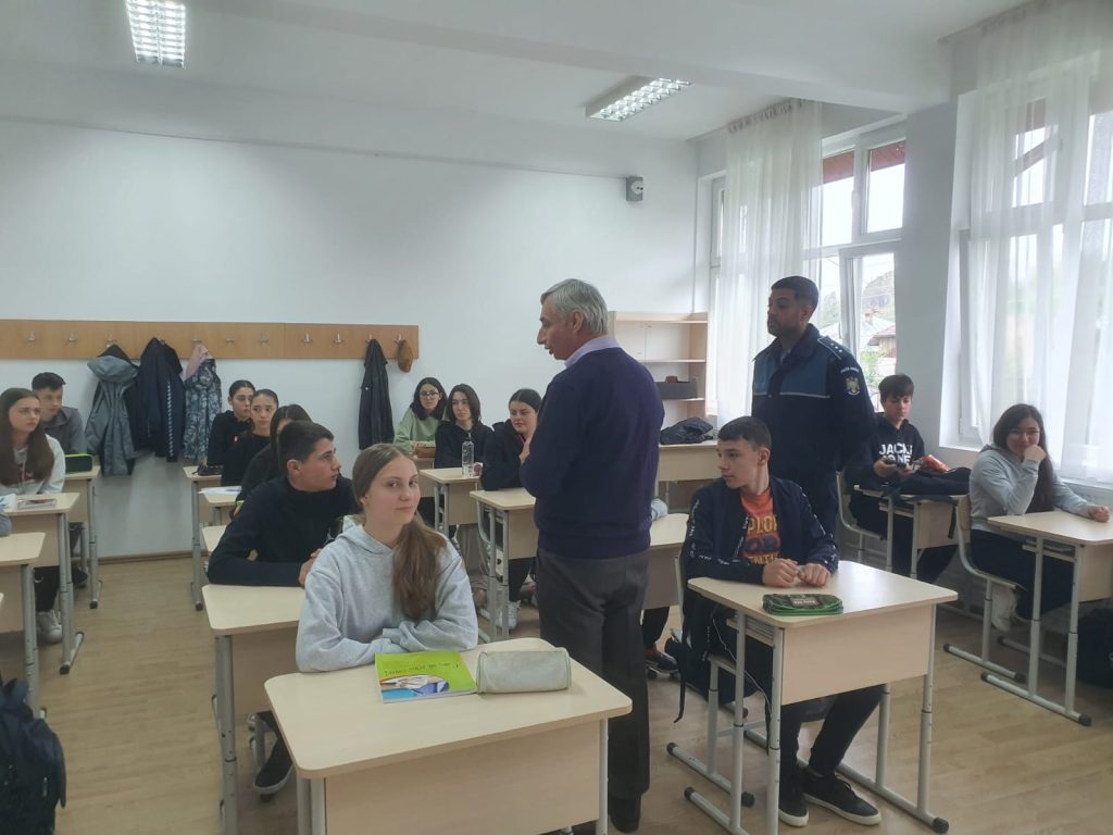 Polițiști în liceul de la Novaci