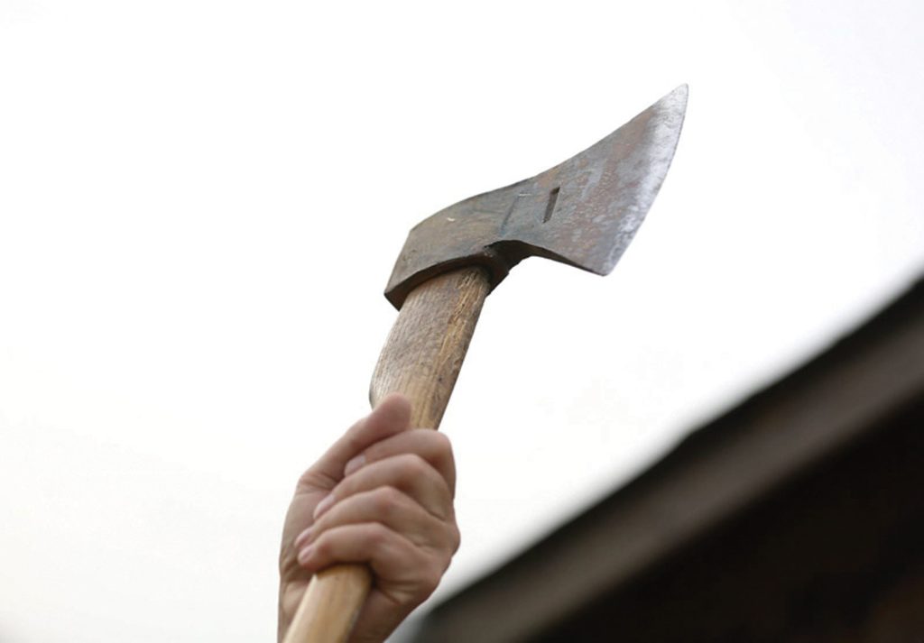 Și-a lovit tatăl cu toporul în cap. Agresorul a fost reținut pentru tentativă de omor