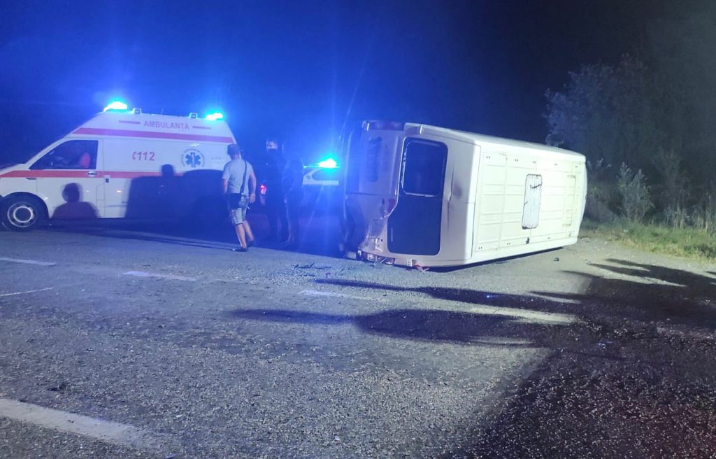 Microbuz cu mineri, răsturnat de un BMW