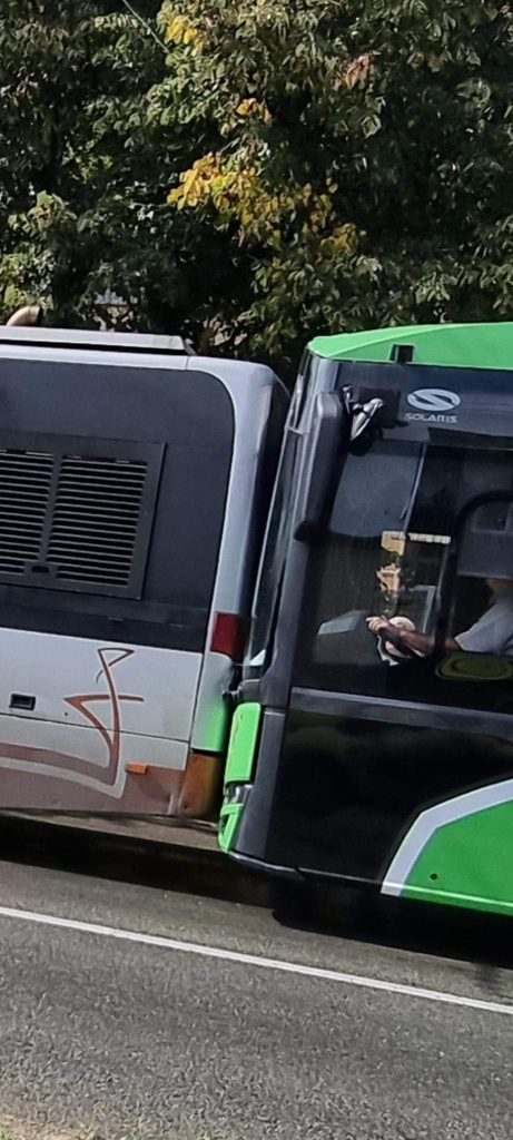 Tamponare între două mijloace de transport în comun. Troleibuz nou, avariat