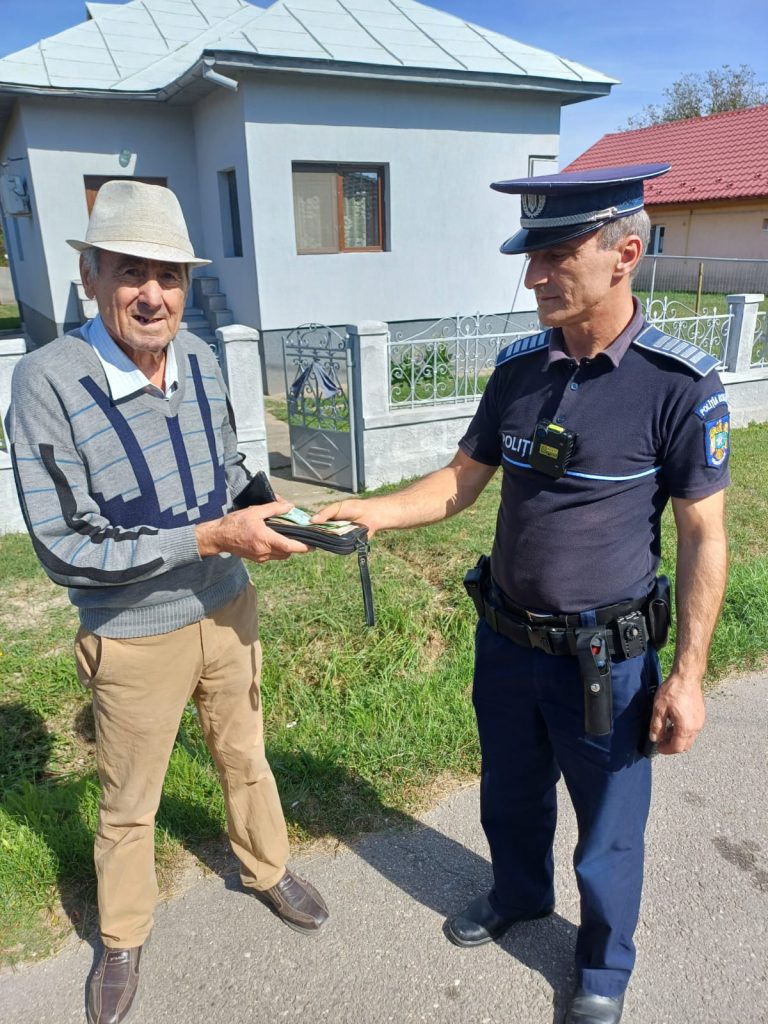 Borsetă cu acte și bani, găsită pe stradă. A fost returnată