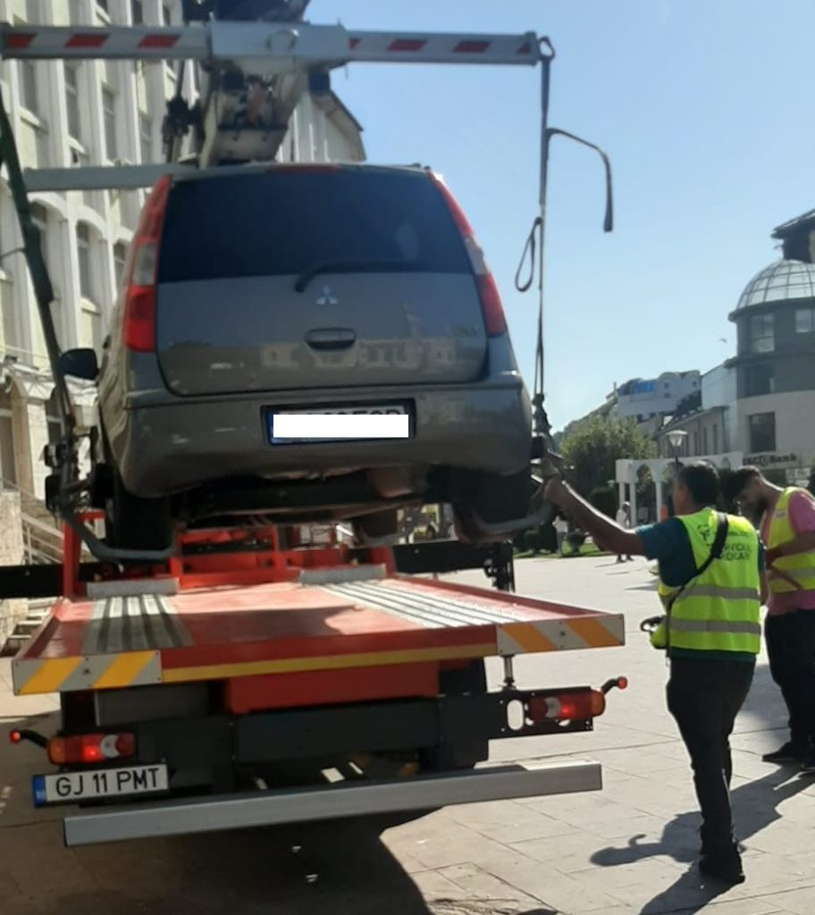 Un șofer și-a parcat mașina în centrul civic al municipiului Târgu Jiu