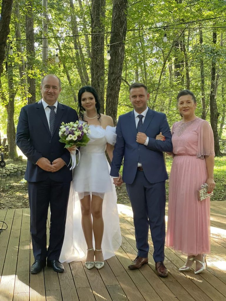 Purtătorul de cuvânt al Prefecturii Gorj s-a căsătorit. Naș, un fost prefect