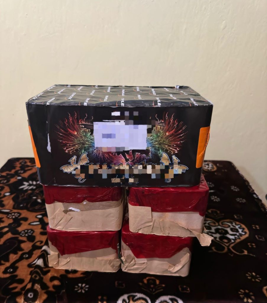 Zeci de articole pirotehnice într-o locuință din Alimpești