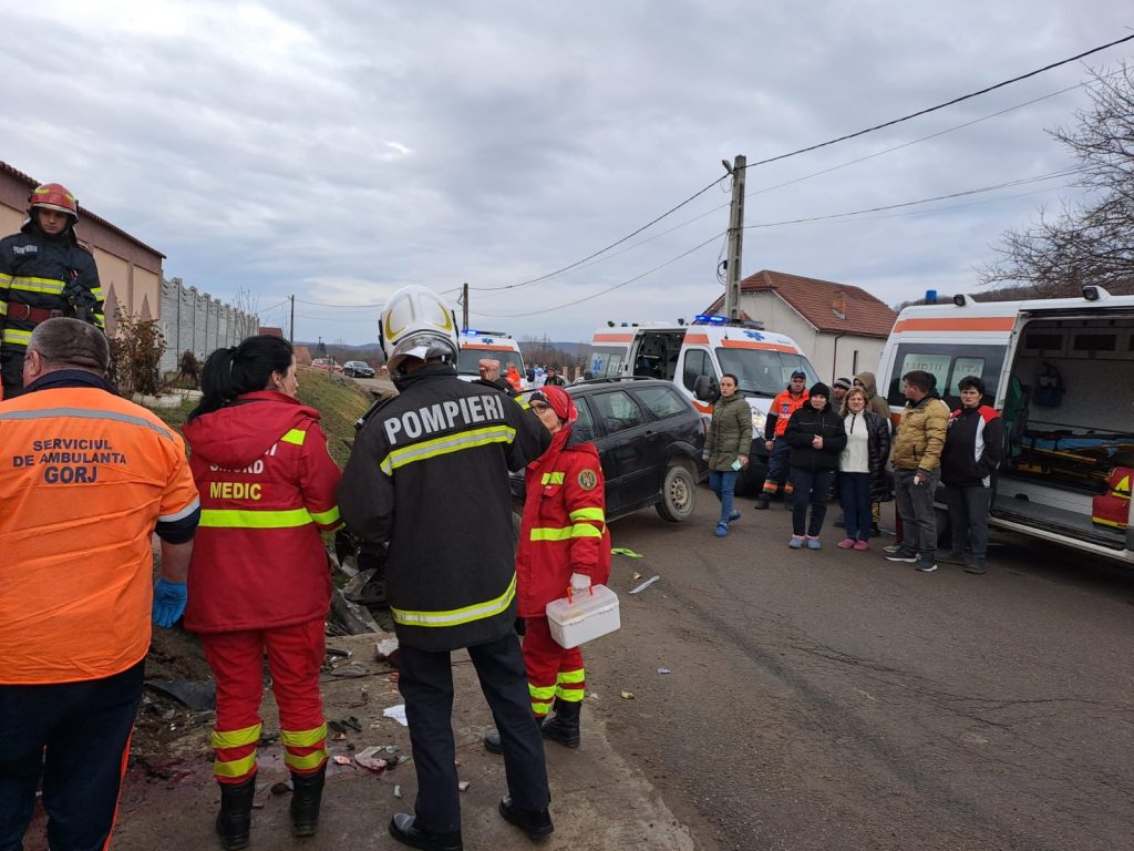 VIDEO Tragedie la Turburea: mamă și fiu, morți după ce au fost loviți de un autoturism scăpat de sub control