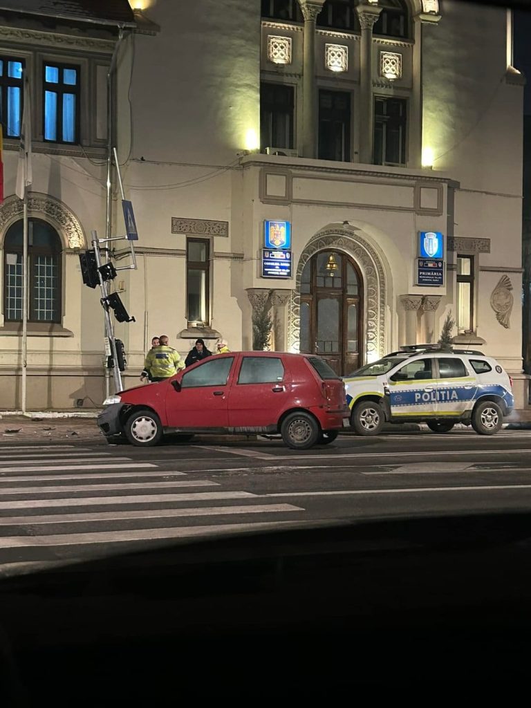 Beat la volan, un șofer a intrat cu mașina în semaforul din fața sediului Primăriei Târgu Jiu