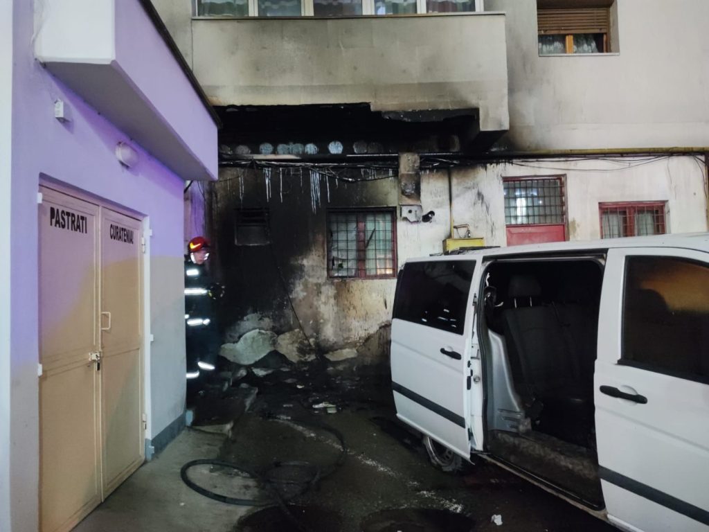 Tineri piromani reținuți. Au provocat mari distrugeri în centrul municipiului Târgu Jiu