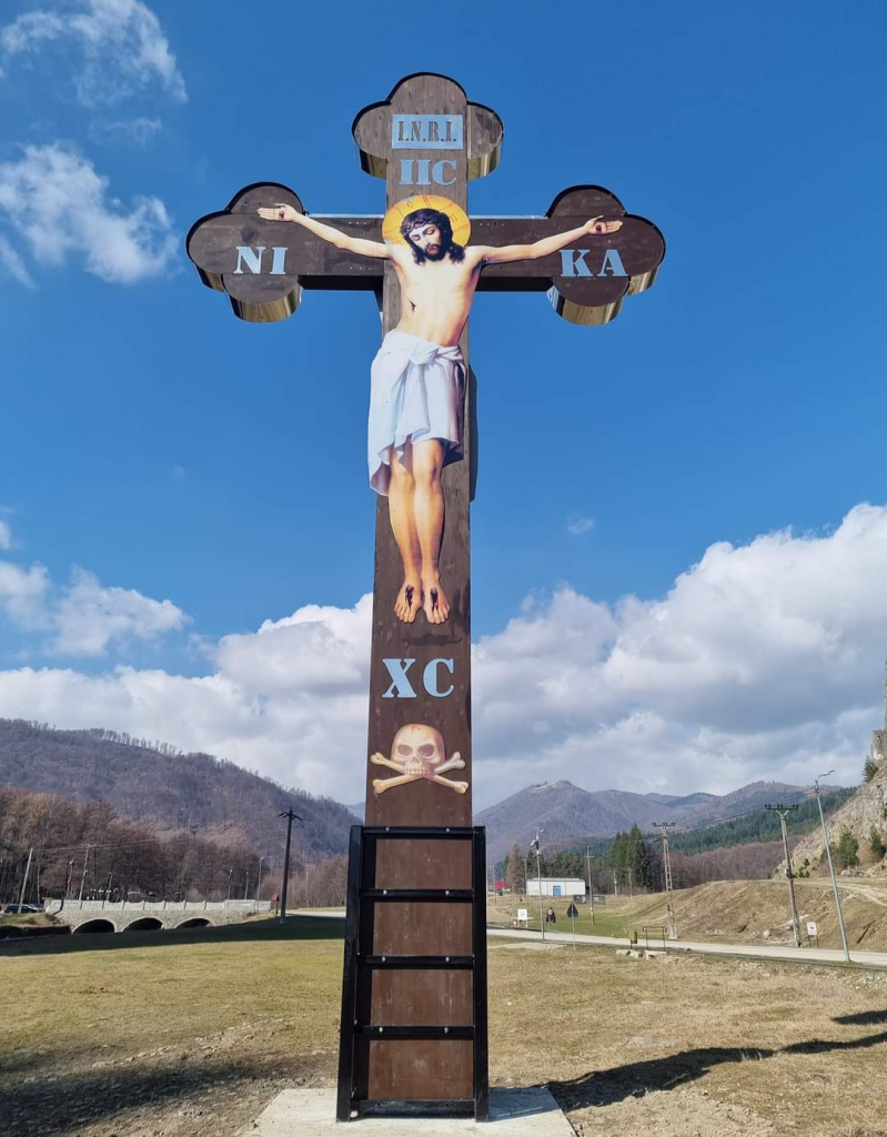 Cruce de mari dimensiuni amplasată într-o comună din Gorj