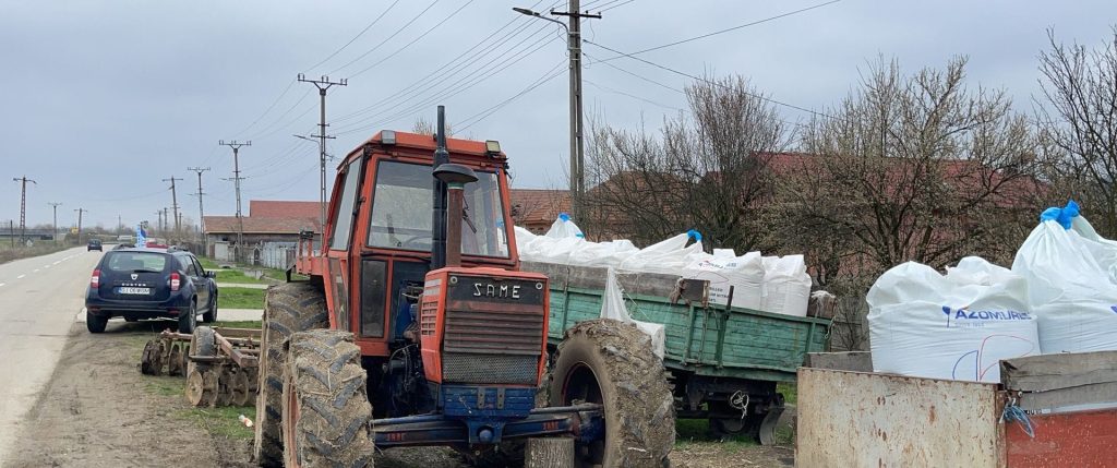 Amendă pentru o firmă din comuna Câlnic, pentru că a depozitat îngrășăminte chimice pe marginea drumului