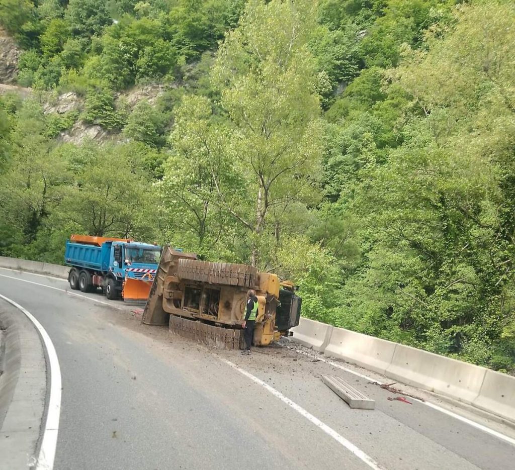 Boldozer căzut de pe o platformă în Defileul Jiului