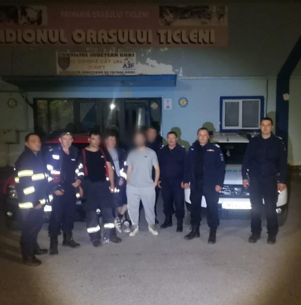 VIDEO Doi tineri care au plecat să se plimbe cu un ATV s-au rătăcit în pădure