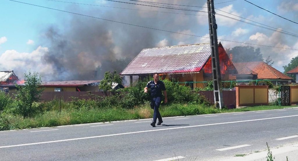Petrecerea cu lăutari în cinstea câștigării alegerilor într-o comună din Gorj, amânată după ce o casă a luat foc