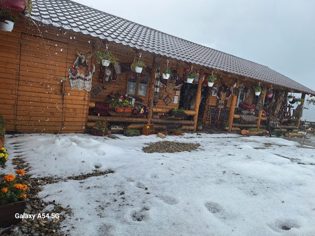 Grindină pe Transalpina. „Pica parcă fără oprire“