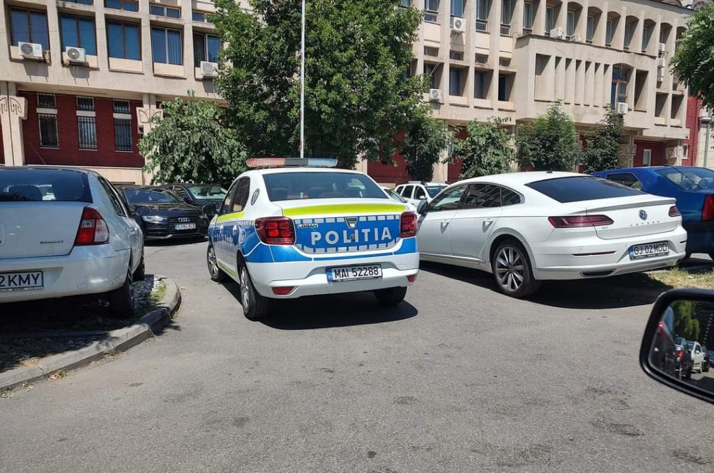O mașină de poliție a blocat intrarea într-o parcare din centrul municipiului