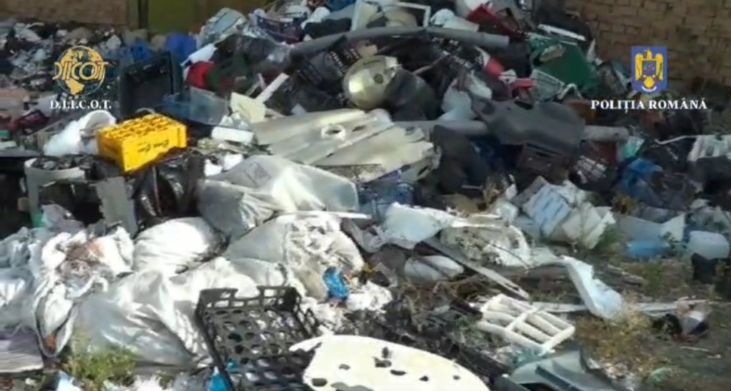 VIDEO Zeci de percheziții la persoane bănuite de grup infracțional, îngroparea deșeurilor și evaziune fiscală
