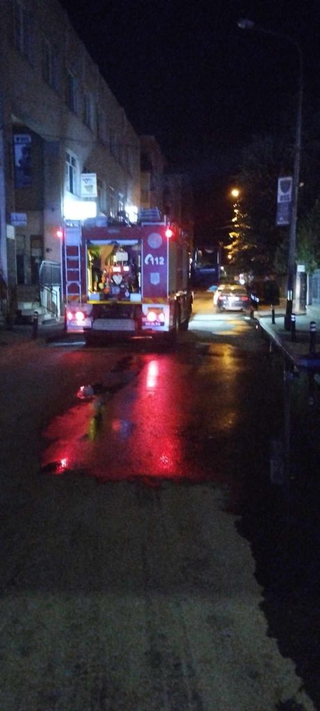 Tânăr reținut pentru că a incendiat mașina unui om de afaceri din Târgu Jiu
