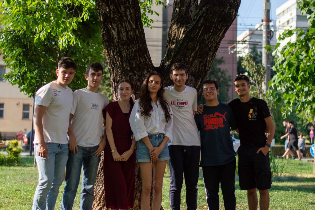 Club de științe pentru tineri la un liceu din Târgu Jiu. Acțiune organizată în Parcul Central