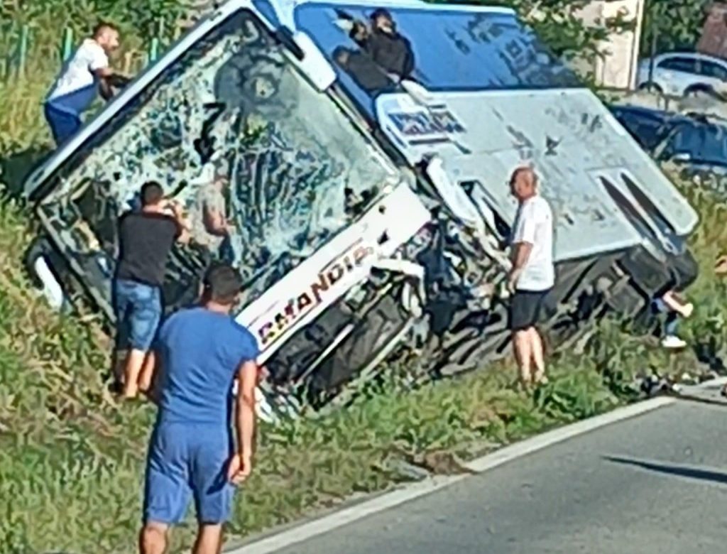 Impact între un autocar plin de copii și un autoturism. Un șofer de 22 de ani a murit