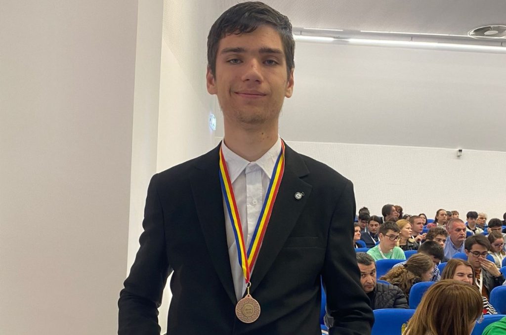 Un elev din Târgu Jiu va beneficia de bursă din partea Academiei Române