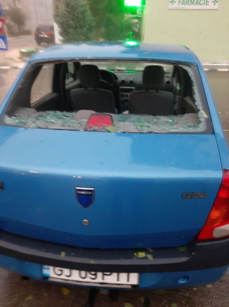 Grindina de mari dimensiuni a spart parbrizele mașinilor la Turceni