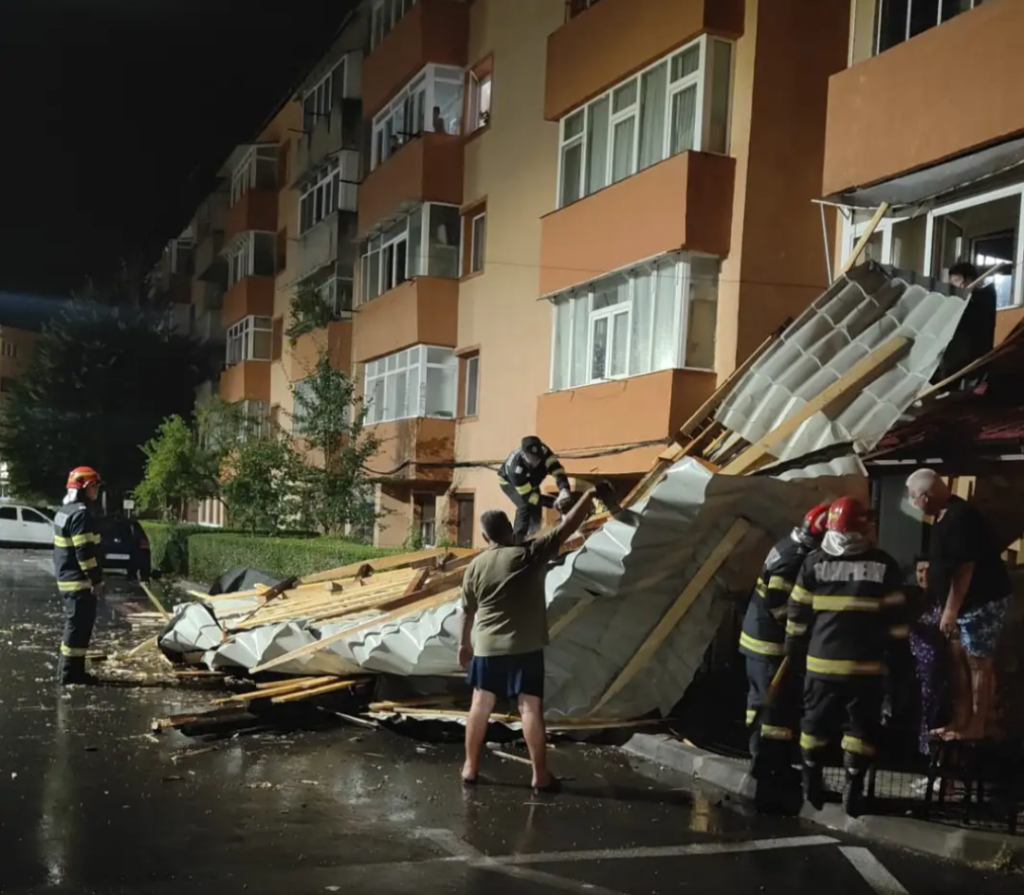 Copaci căzuți pe carosabil și un acoperiș luat de vânt în Târgu Jiu