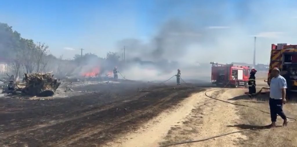 Incendiu în Târgu Jiu. Intervin două echipaje de pompieri