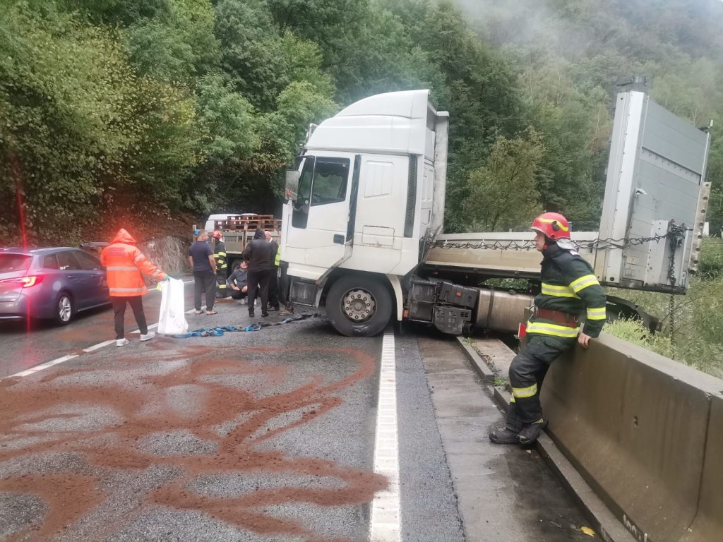 Accident pe Defileul Jiului. Un camion este implicat