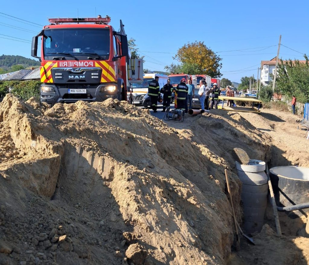 Bărbat salvat după ce a fost prins de un mal de pământ