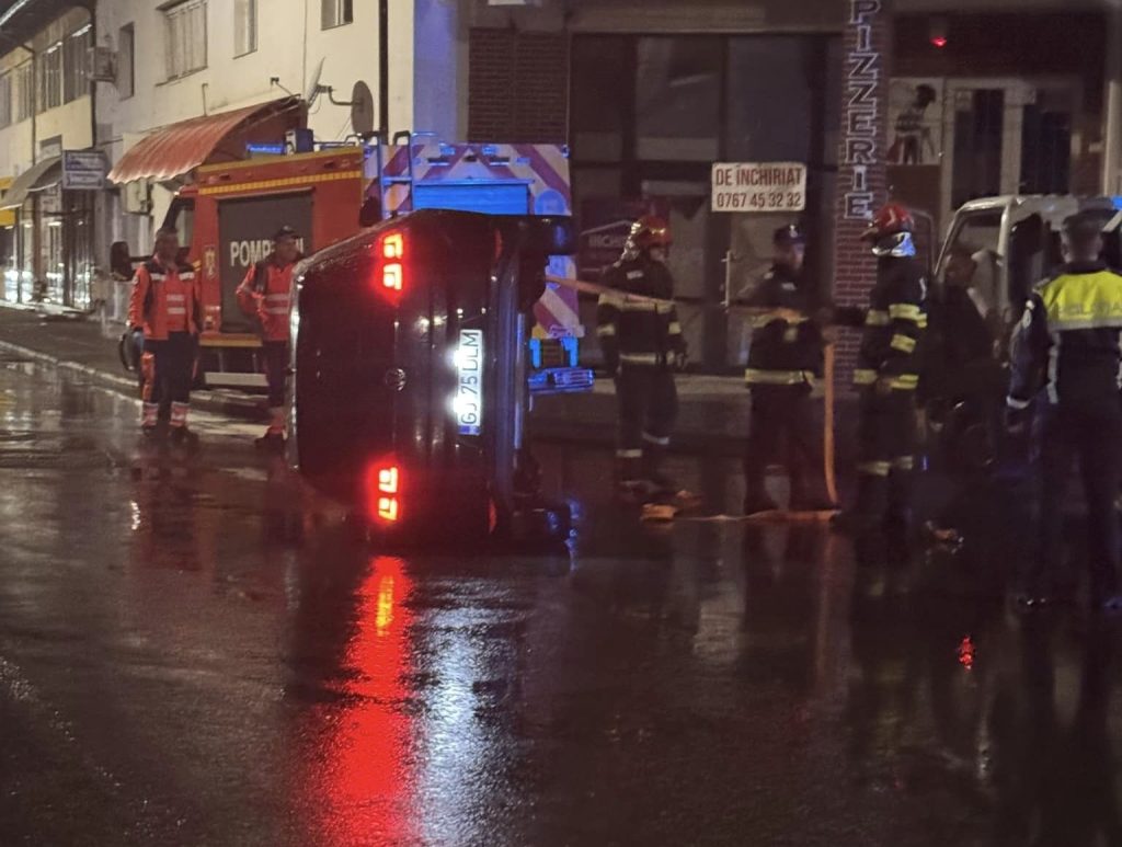 Accident spectaculos în apropiere de Piața Mică. Un autoturism s-a răsturnat