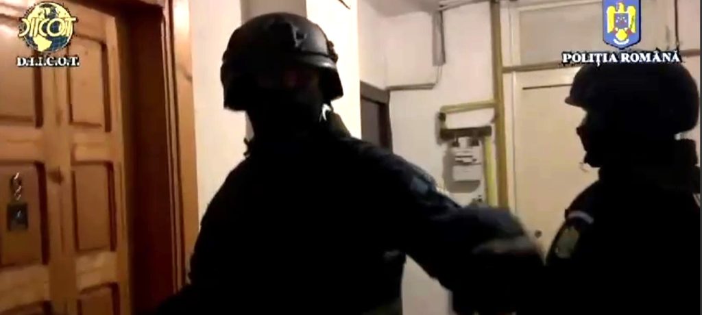 VIDEO Percheziții la persoane acuzate de un prejudiciu de peste 20 milioane de lei din ambalaje reciclate