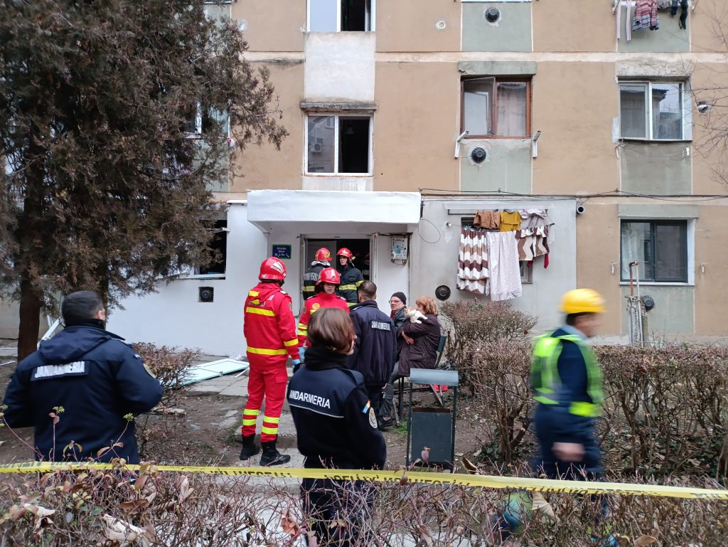VIDEO Explozie într-un bloc de garsoniere din Târgu Jiu. O persoană a fost rănită și zeci de locatari au fost evacuați