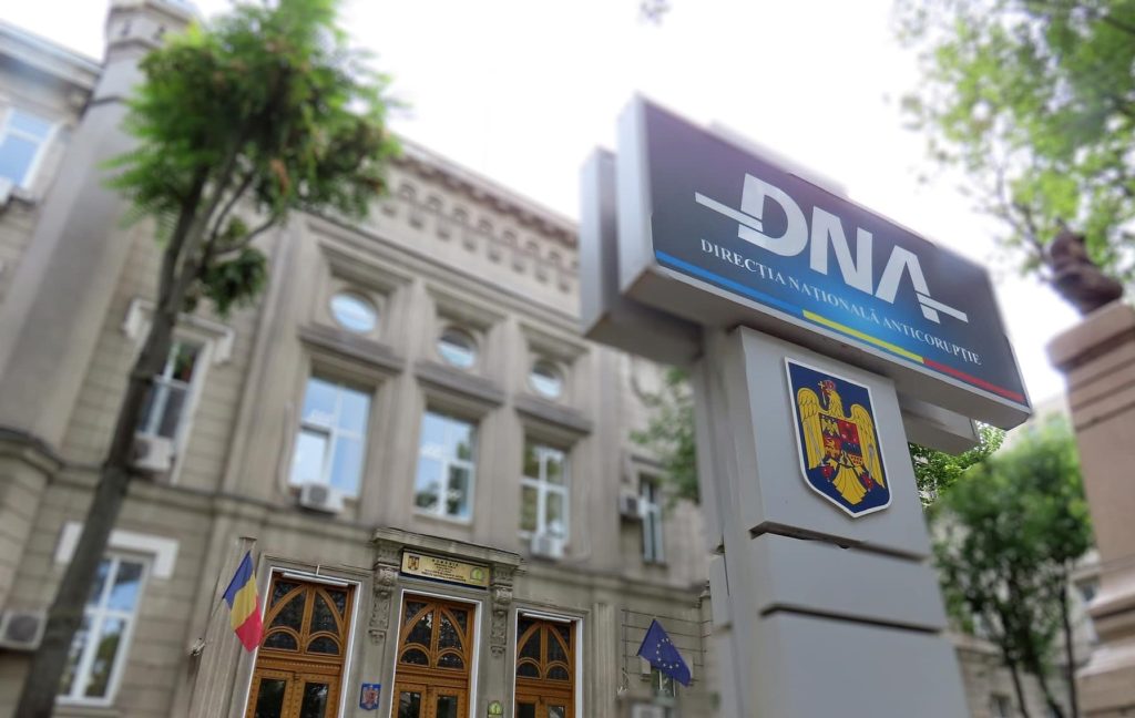 Trei cadre didactice au fost trimise în judecată de DNA