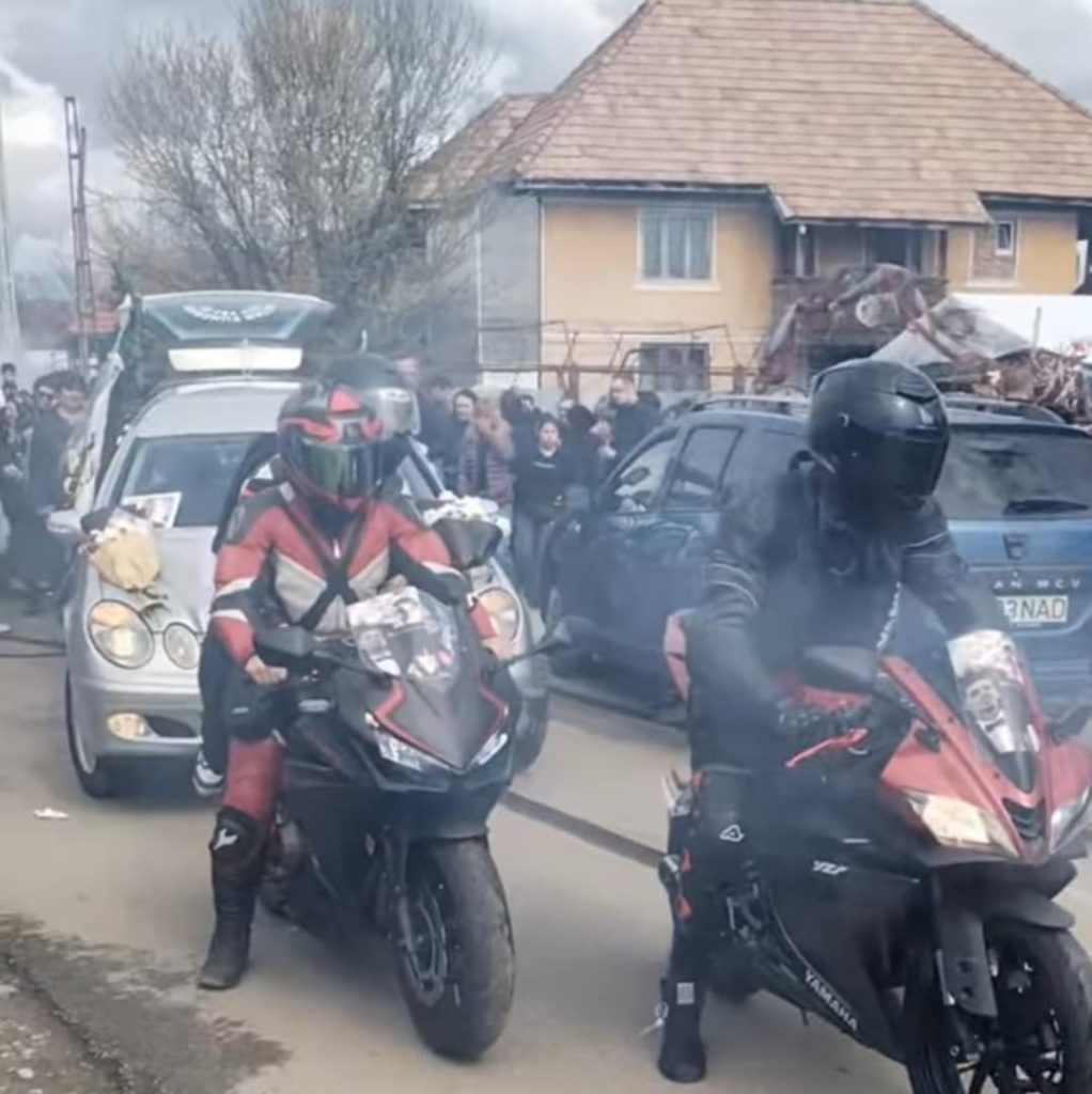 Motociclistul care a murit în urma accidentului de la Câlnic a fost condus pe ultimul drum