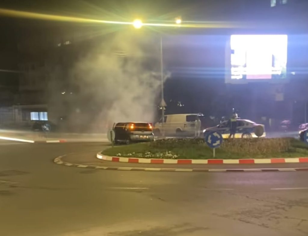 Urmărire ca-n filme în Târgu Jiu: trei tineri au fugit după ce au provocat un accident în sensul giratoriu de pe strada Victoriei