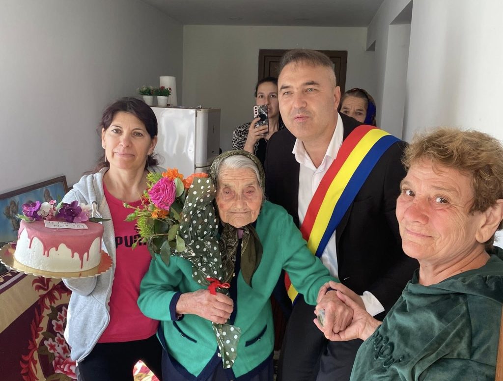 Sărbătoare în Roșia de Amaradia: o localnică a împlinit 101 ani