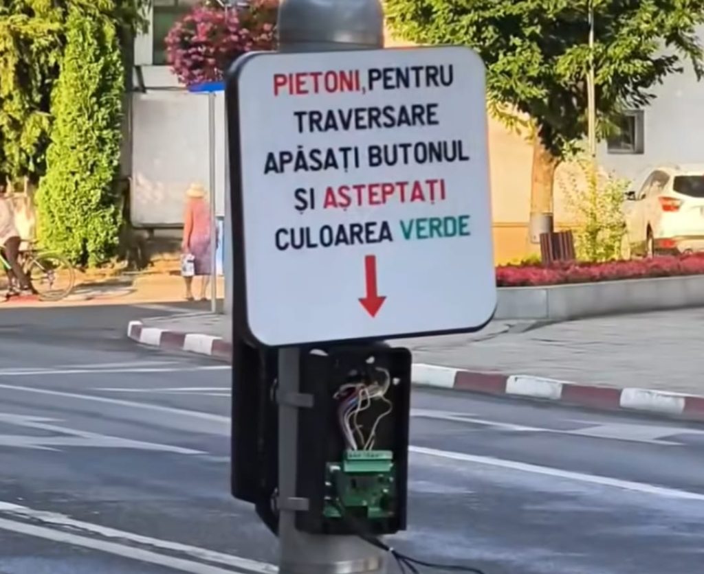 Semafor vandalizat în fața Primăriei Târgu Jiu. Autoritățile fac plângere penală și cer recuperarea prejudiciului