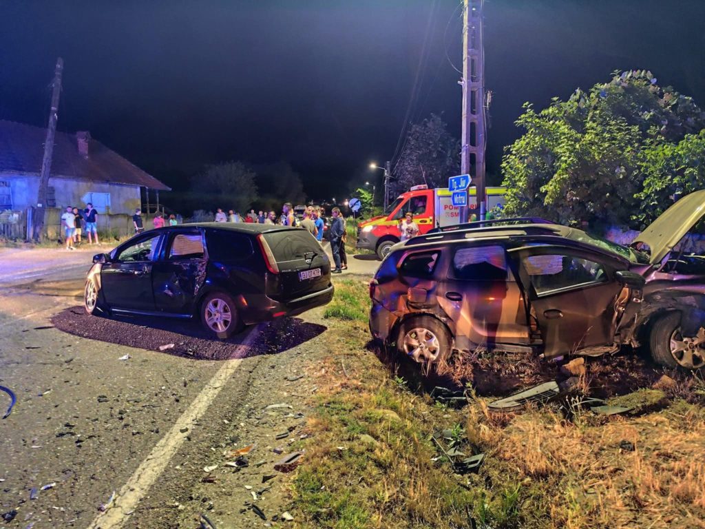 Două autoturisme implicate într-un accident la Câlnic. Mai multe persoane au fost rănite