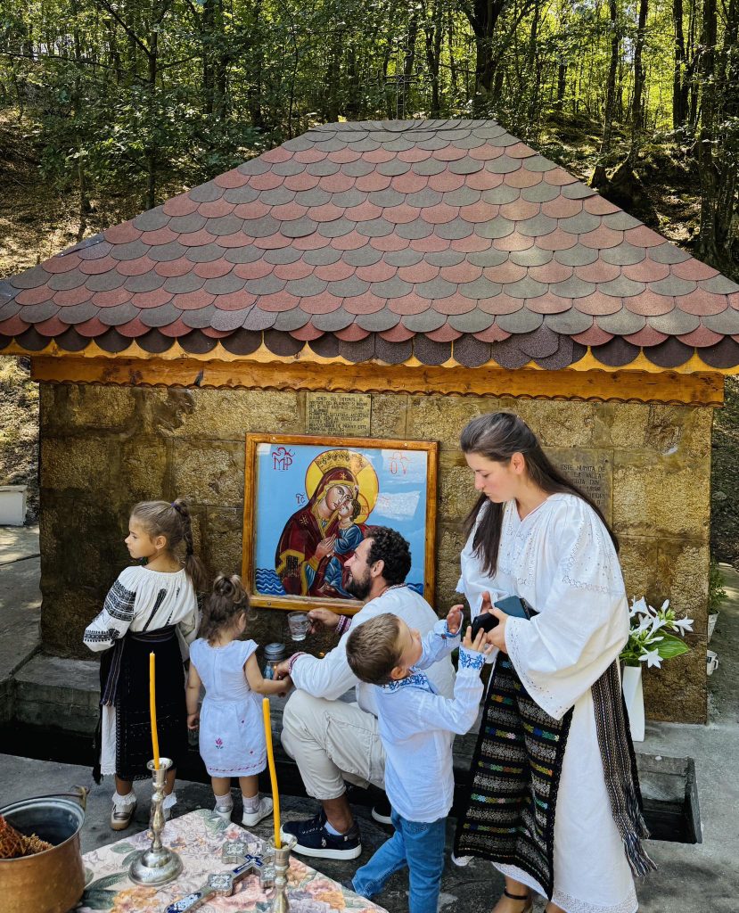 Cișmea veche de aproape 130 de ani reabilitată într-o comună din Gorj