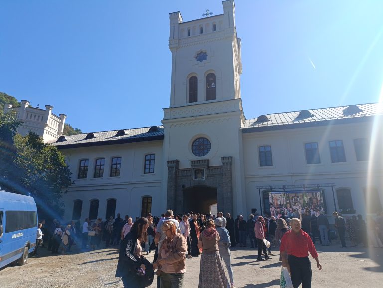 VIDEO Proclamarea canonizării Sfântului Cuvios Mucenic Gherasim de la Tismana, sărbătorită de mii de credincioși